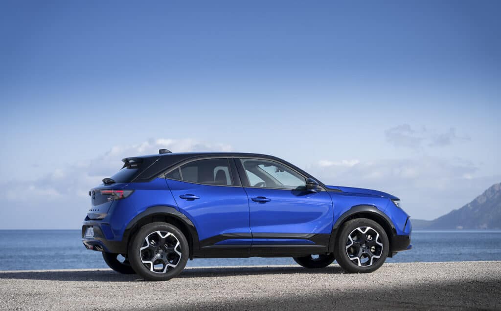 Opel Mokka 2025 blu laterale destro – SUV compatto Opel a Taranto