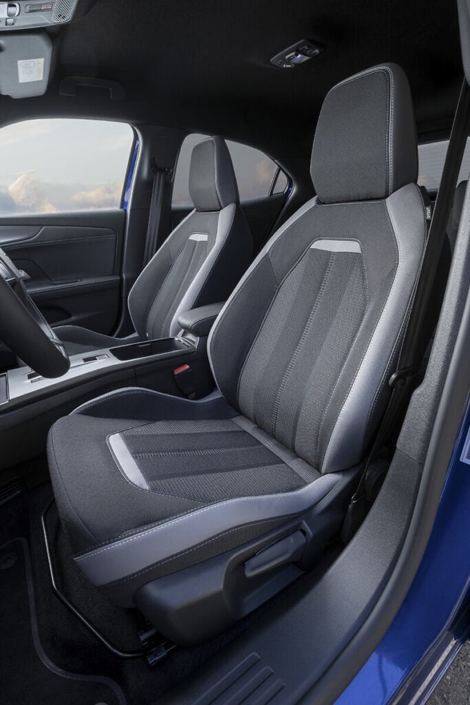 Opel Mokka 2025 – interni anteriori lato passeggero SUV Opel Taranto