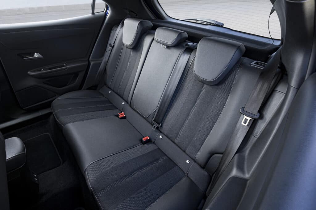 Opel Mokka 2025 – sedili posteriori SUV compatto Opel a Taranto